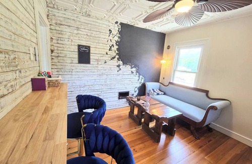 Clyde House | Charming Vintage Inspired 2-bedroom house in the Blue Ridge Mountains