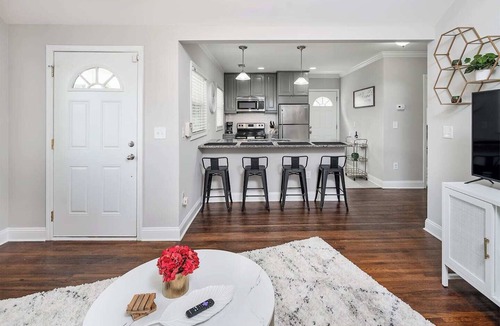 Villa Heights Apartment | Chic 2BR Duplex ~Close to NoDa, Uptown, Light Rail