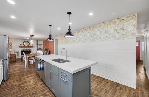 Orem House | Chic Escape:Pet Friendly w/Modern Charm & Waffles!