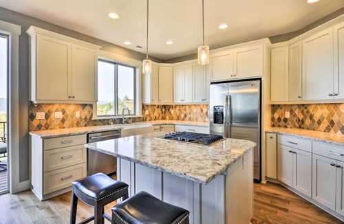Gaston House | Chic Willamette Valley Home w/Deck & Vineyard!