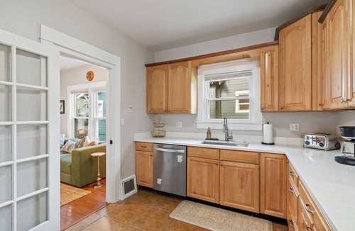 Hough House | Classic charm home meets modern comfort in the heart of Uptown Vancouver. Just 4 blocks to Main Street and a short drive to the Waterfront, this spacious 5-bedroom home is perfect for families, friend groups, and multi-generational stays.