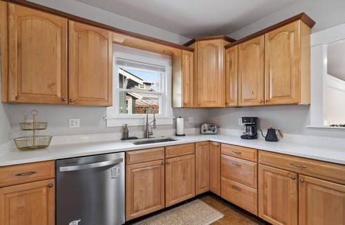 Hough House | Classic charm home meets modern comfort in the heart of Uptown Vancouver. Just 4 blocks to Main Street and a short drive to the Waterfront, this spacious 5-bedroom home is perfect for families, friend groups, and multi-generational stays.