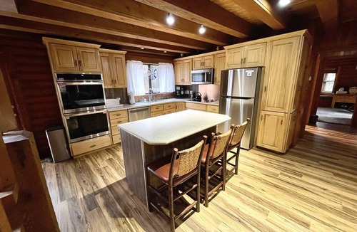 Sundance Cabin | Classic mountain retreat Right on the stream Hot tub Wood-burning fireplace Set in Sundance Canyon