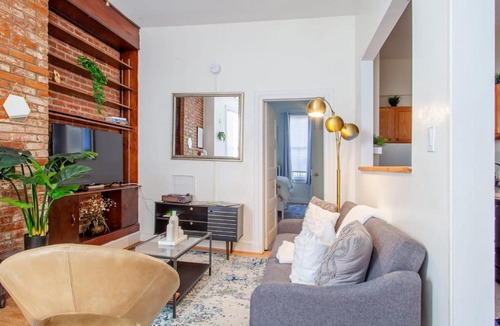 Northwest Apartment | Classy 1-BR Flat Nestled Between Dupont & Logan