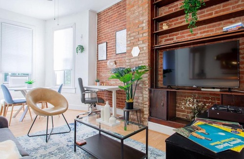 Northwest Apartment | Classy 1-BR Flat Nestled Between Dupont & Logan