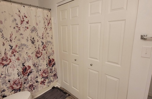 Princeton Apartment | Clean Spacious 3BR, ½ Mi to Hospital, Near Universities, Fast WiFi, Pet-Friendly