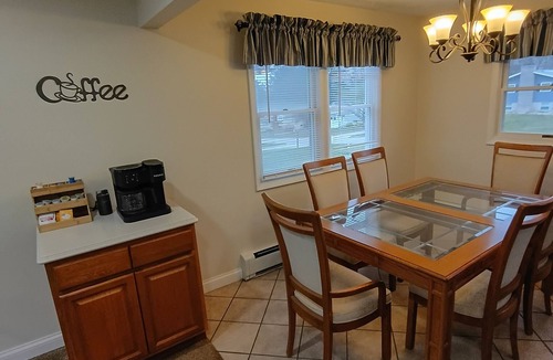 Lexington House | Cliffside Cottage-Cozy & Clean Home w/Hot Tub & Pool Table