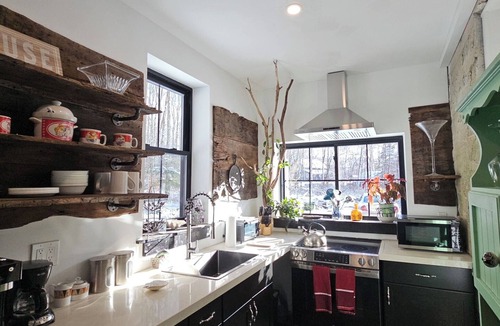 Clinton Cottage | Clinton's Hidden Secret Renovated 2BR Stonehouse, WiFi, AC, Beach Pass & more