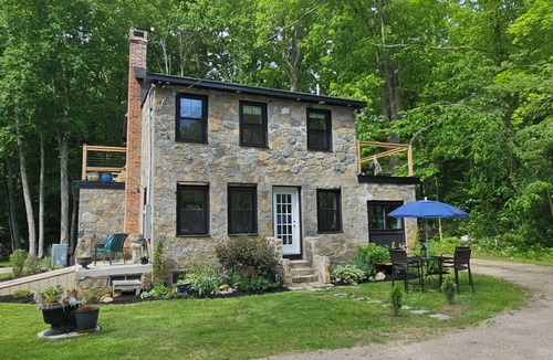 Clinton Cottage | Clinton's Hidden Secret Renovated 2BR Stonehouse, WiFi, AC, Beach Pass & more