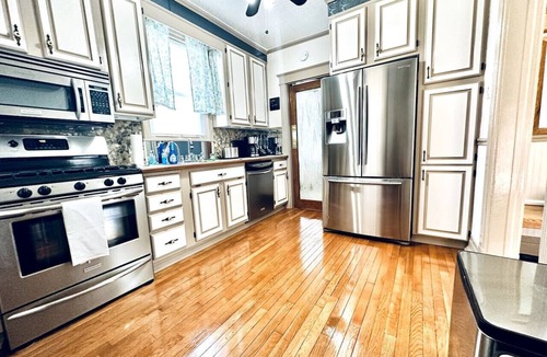 Niagara Falls House | *Close to the Falls*Hot Tub*Easy Checkout*Parking*