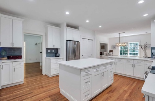 North Sea House | COLONIAL COMPOUND WITH OVERSIZED LIVING ROOMS, GYM, AND ARCADE ROOM, CLOSE.