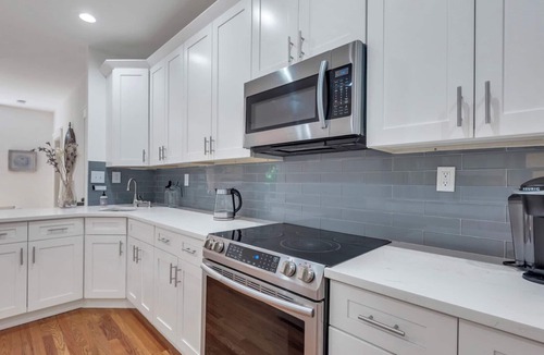 North Sea House | COLONIAL COMPOUND WITH OVERSIZED LIVING ROOMS, GYM, AND ARCADE ROOM, CLOSE.