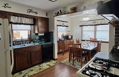 Findlay House | Comfortable & Spacious 2-Bedroom Home Near Riverside Park & Findlay Attractions
