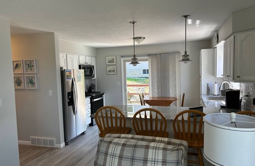 North East House | Completely Remodeled Lake House w 3 bedrooms 2 bath, deck w/amazing beach view