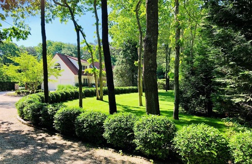 Wainscott Woods House | Completely Renovated Home on ~2 Private Acres, Near Beach/Town