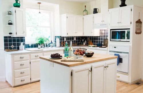 Molalla House | Country Retreat with Hot Tub and Hiking. Close to Waterfalls and Wedding Venues.