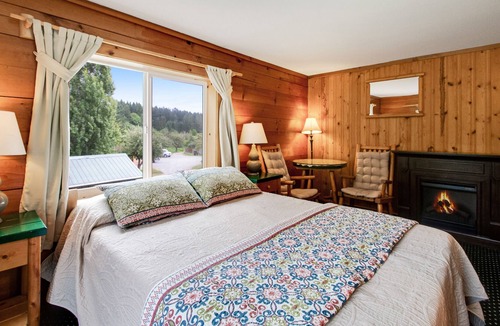Deer Harbor House | Couples retreat close to the marina & park