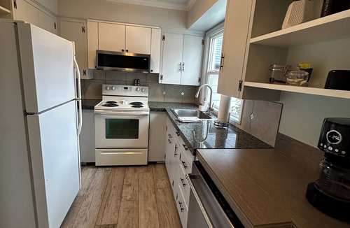 Hough Apartment | Cozy 1-bedroom apartment in cool Vancouver with fitness room