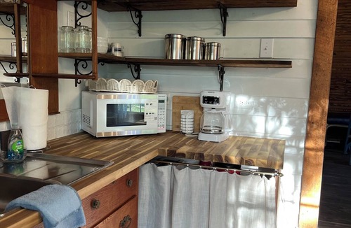 Red Oak Cottage | Cozy 1-bedroom cottage in lovely Rocky Mount with AC