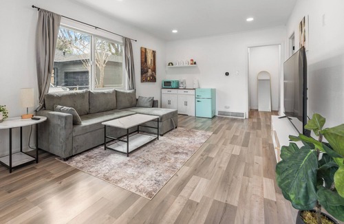 North Aurora House | Cozy 2BR Near Stanley Marketplace Sleeps 6 Pet Friendly