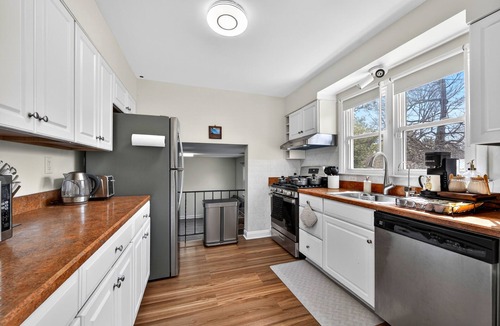 Mays Chapel House | Cozy 3BR~EV Charger,Game Room~Heart of Timonium~ 5min to Towson~20min to Harbor