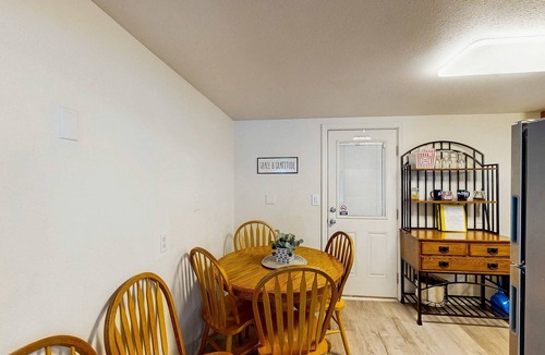 Winchester Bay House | Cozy family beach cottage with hot tub, deck, WiFi, surfboard-walk to bay, Dogs ok