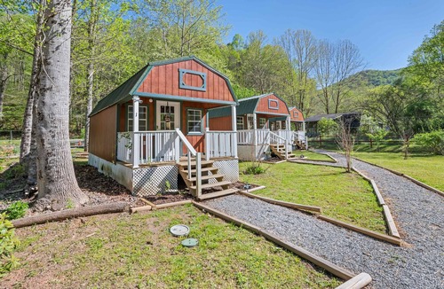 Cullowhee House | Cozy Forest Tiny Cabin | Family Traditions Farm