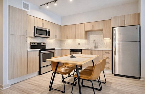 Crystal City Apartment | Cozy King Bed 1 BR Home 5min from DCA/Mall/DC/Grocery Stores - Rare Find