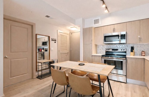 Crystal City Apartment | Cozy King Bed 1 BR Home 5min from DCA/Mall/DC/Grocery Stores - Rare Find