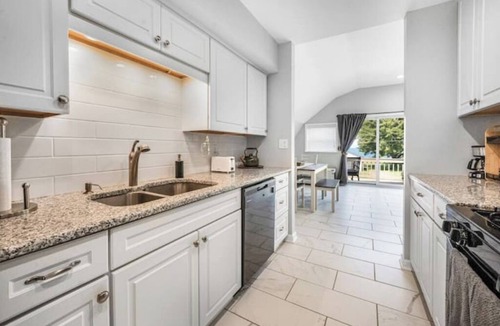 Wilson House | Cozy Lake Cottage on Niagara Wine trail with Hot tub. 35 mins to Niagara Falls!