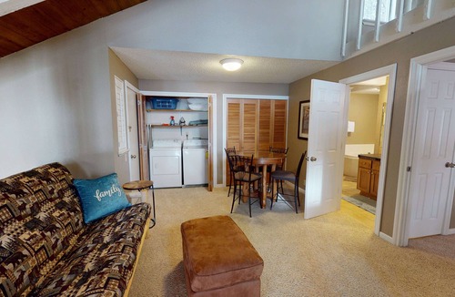 Tennis Village Condo | Cozy Lodge Condo with A/C, BBQ & Steps Away From Spa