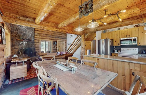 Oregon Water Wonderland Cabin | Cozy log cabin with wrap-around porch, Hot tub Loft space, Washer & Dryer