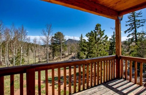 Victor Cabin | Cozy Modern Cabin Surrounded by Nature for a Peaceful Getaway in Cripple Creek, Colorado