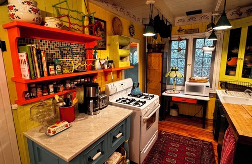 Mount Gretna Cottage | Cozy Mount Gretna Chautauqua Cottage near Hershey with treehouse porch