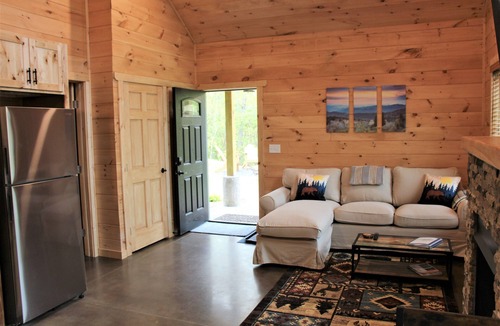 Fairview Cabin | Cozy mountain cabin for two - just 21 minutes from downtown Asheville