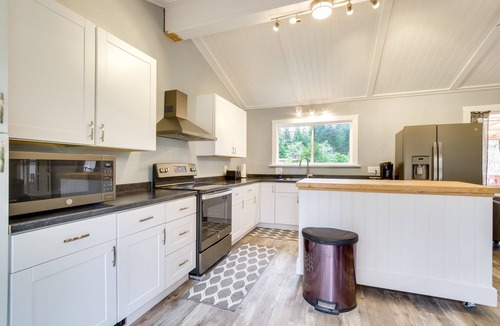 North Bend House | Cozy North Bend Getaway Near Dunes + Ocean!