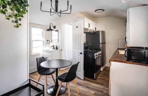 West Side Cottage | Cozy Private Cottage - No Shared Walls - Laundry