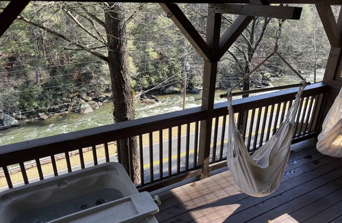 Raccoon Ridge Cabin | COZY RIVER FRONT CABIN