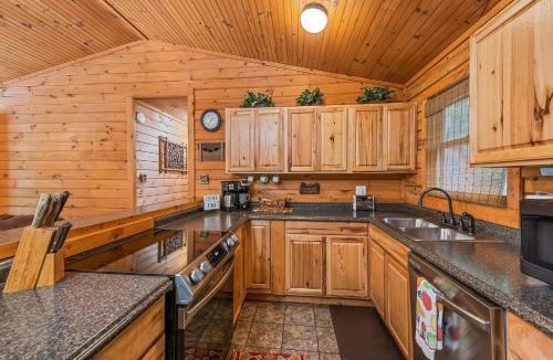 Maggie Valley House | Cozy Stream True Log Cabin w/Hot Tub Near SMNP