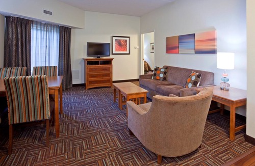 Eagan Condo | Cozy Suite in Eagan | Free Wifi, Parking & Gym!
