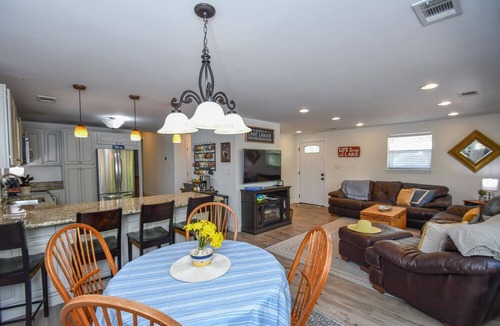 Gainesville Cottage | Cozy Waterfront Cottage with Fire Pit & Private Dock
