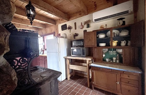 Loysburg Cabin | Creekside Cabin Vacation Rental