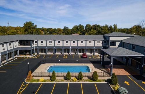 Niagara Falls Hotel | Days Inn & Suites by Wyndham Niagara Falls/Buffalo