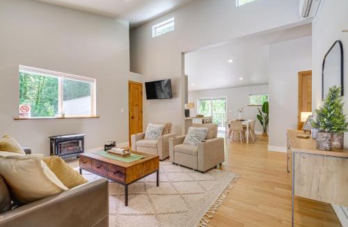 Gold Bar House | Deck, Hot Tub & Views: Sleek Getaway in Index!