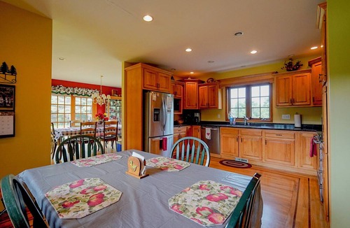 Jay House | Deer Haven Lodge on 16 acres with mountain views and fireplace