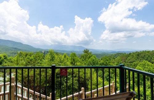 Gatlinburg Apartment | Deer Ridge Mountain Resort E108