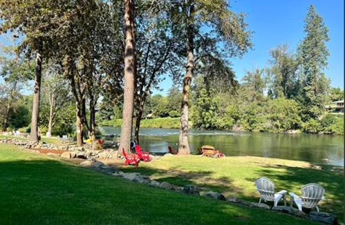 Fruitdale Apartment | Deluxe Cabin 5 - Rogue River Resort