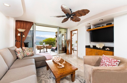 Kihei Condo | Direct Oceanfront/Beachfront Luxury! Recently Remodeled