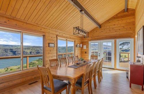 The Dalles House | Dog-friendly 2-level gorge view home with hot tub lovely deck central AC W&D