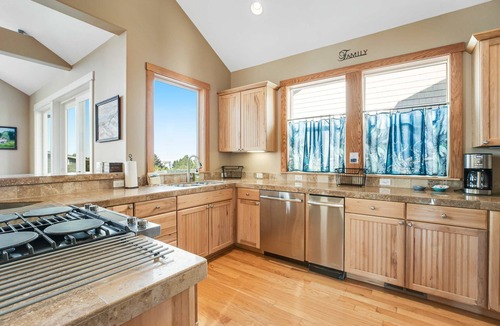 Oceanside House | Dog friendly beach home ideal for entertaining with 2 fireplaces and great kitchen